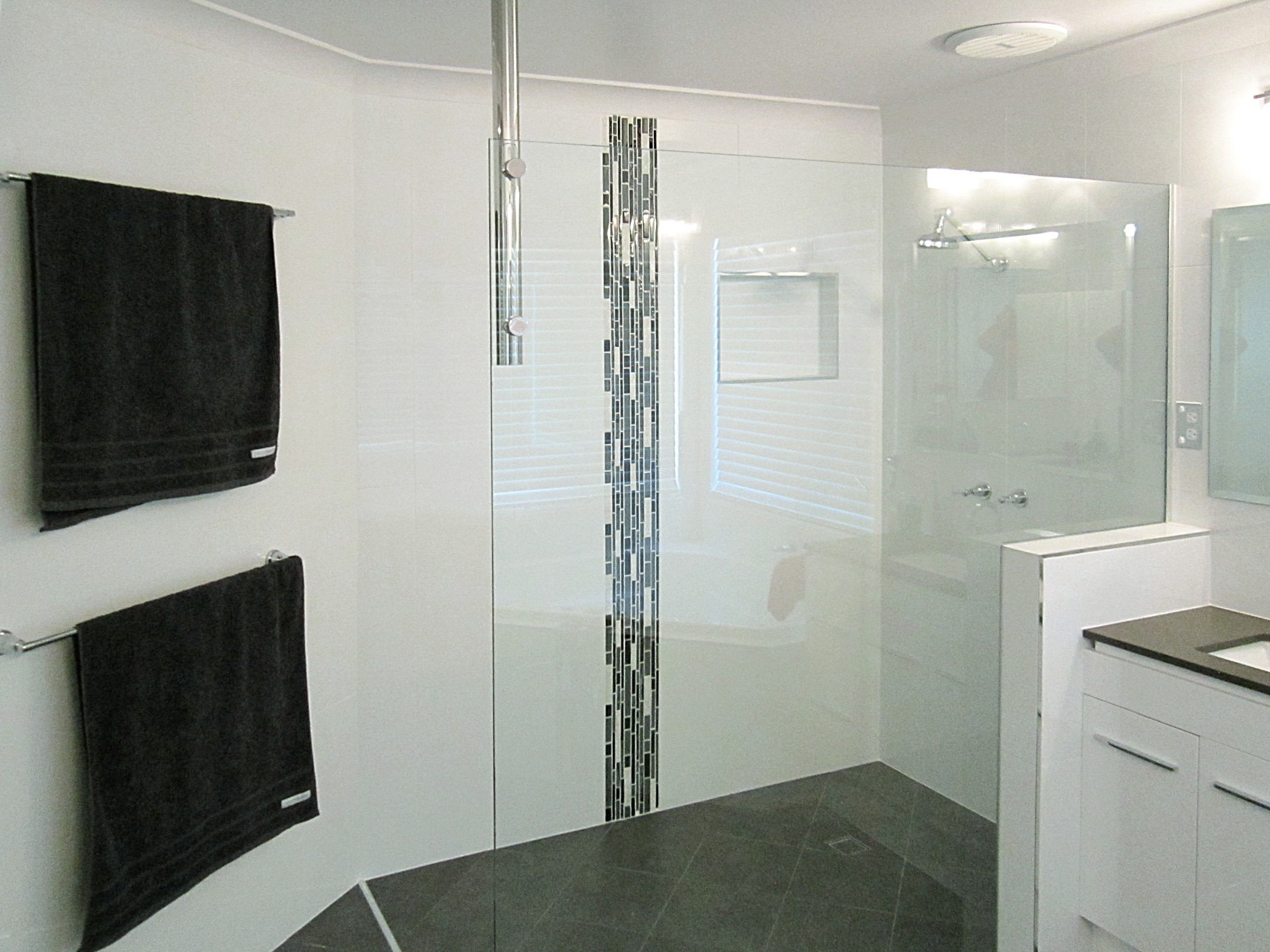 Frameless Shower Panel with Ceiling Brace